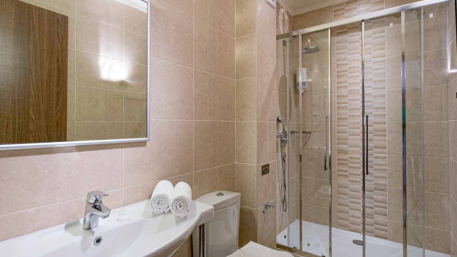 rooms-room-classic-bcd-building-with-sideseaview