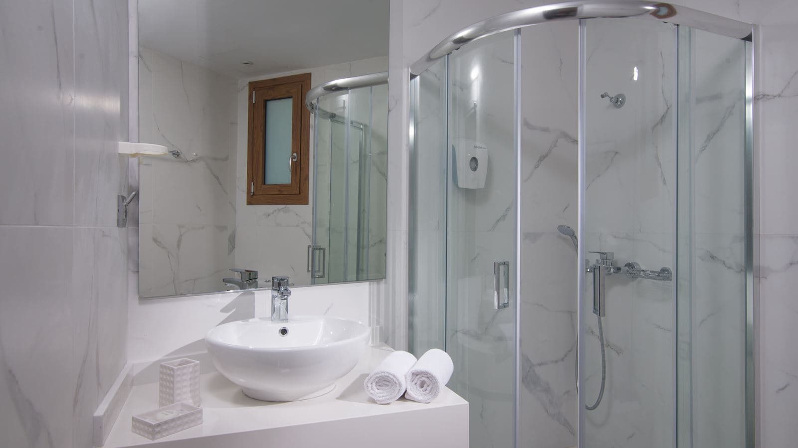 rooms-room-classic-bcd-building-with-sideseaview