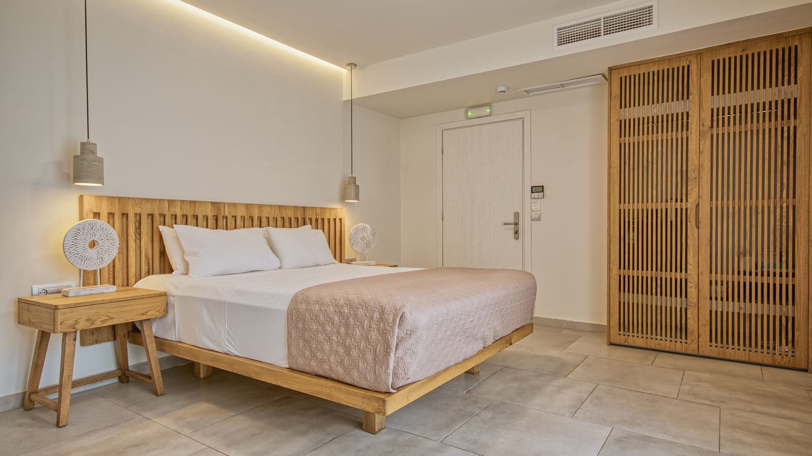 rooms-room-classic-cityview-a-building