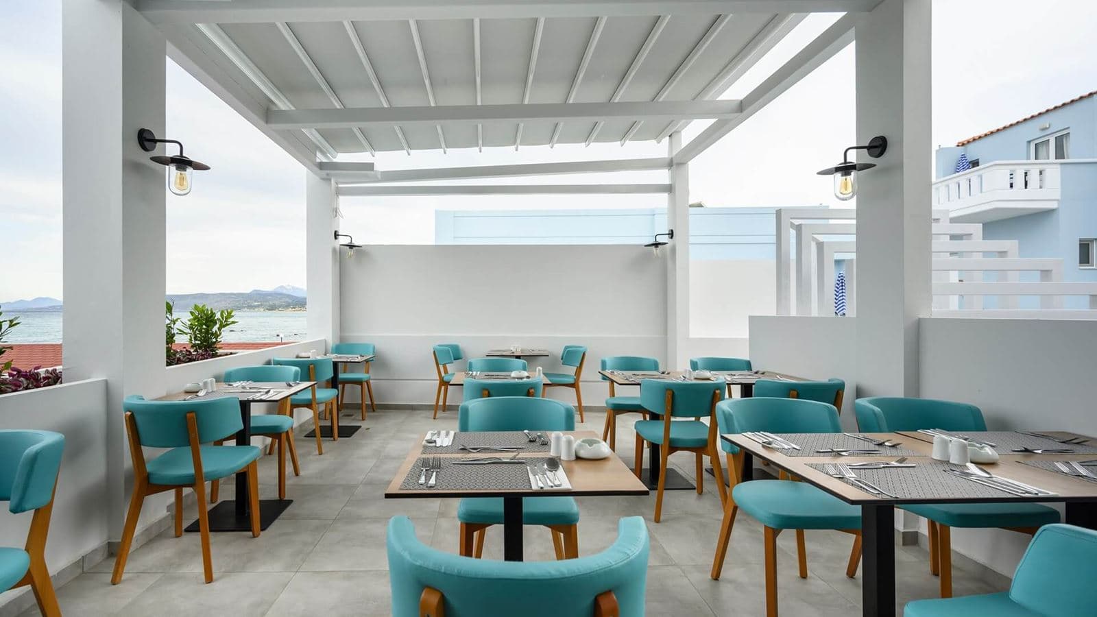 restaurants-mare-blue--suites-pool-bar