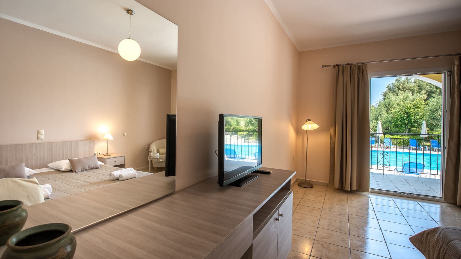 rooms-double-room-pool-view
