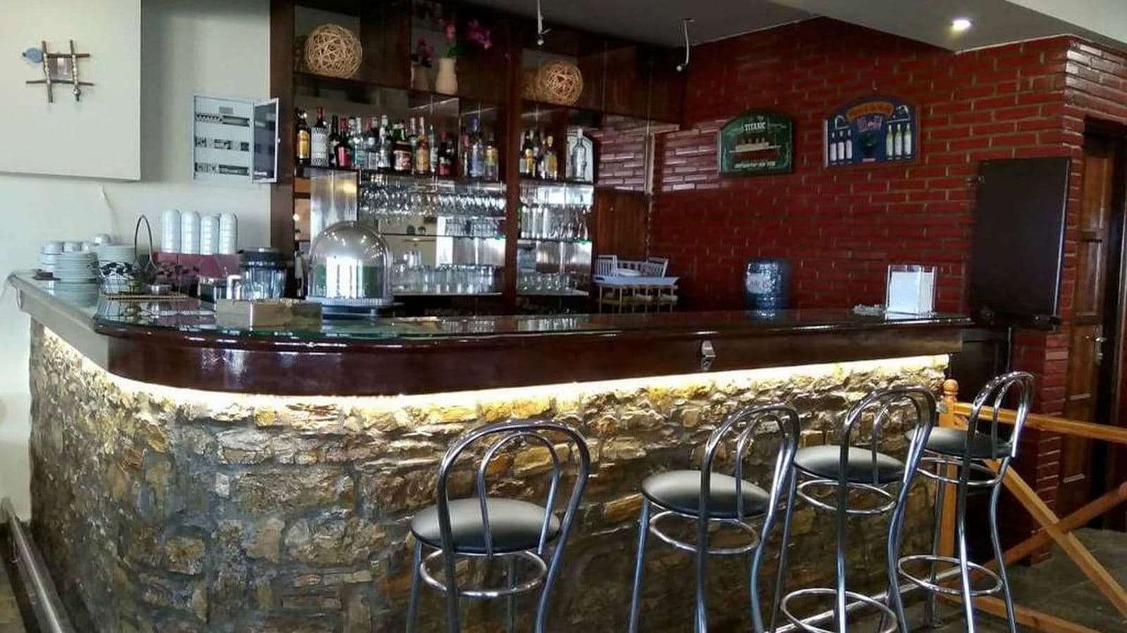 bars-tolis-bar