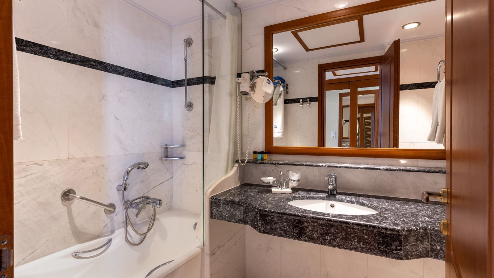 rooms-double-room-front-sea-view