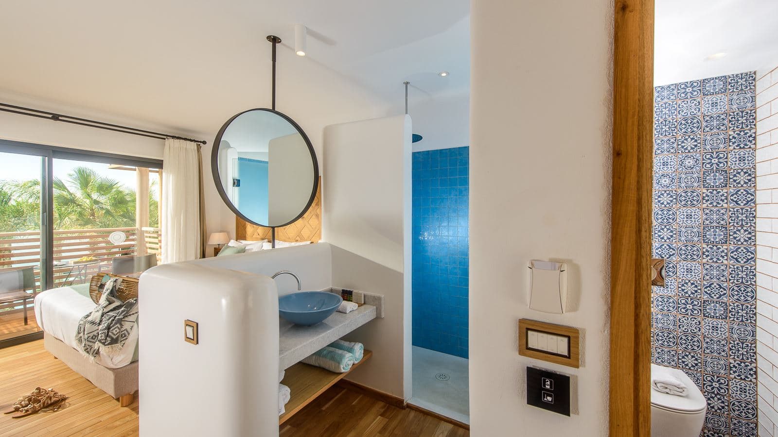 rooms-luxury-pool-view