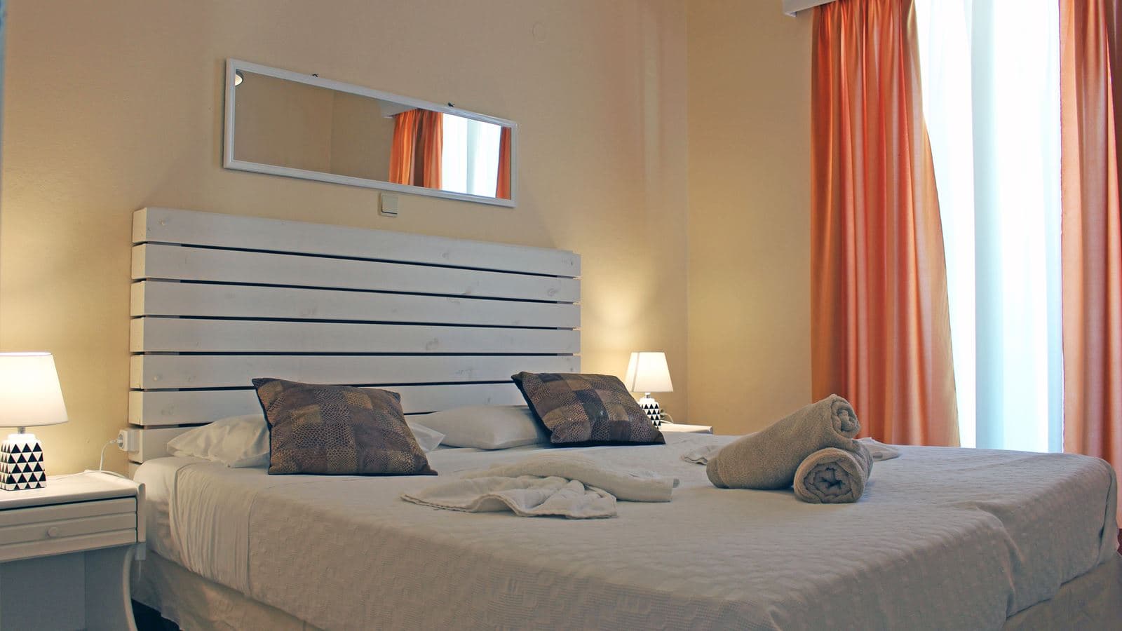 rooms-apartment-1-bedroom-street-view
