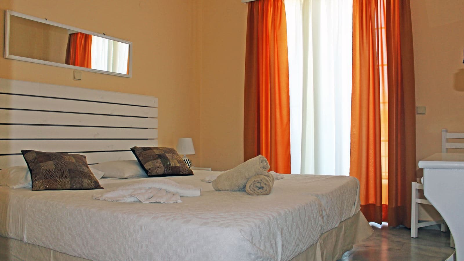 rooms-apartment-1-bedroom-street-view