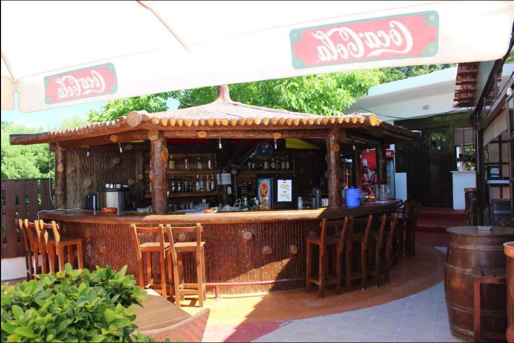 restaurants-pool-snack-bar