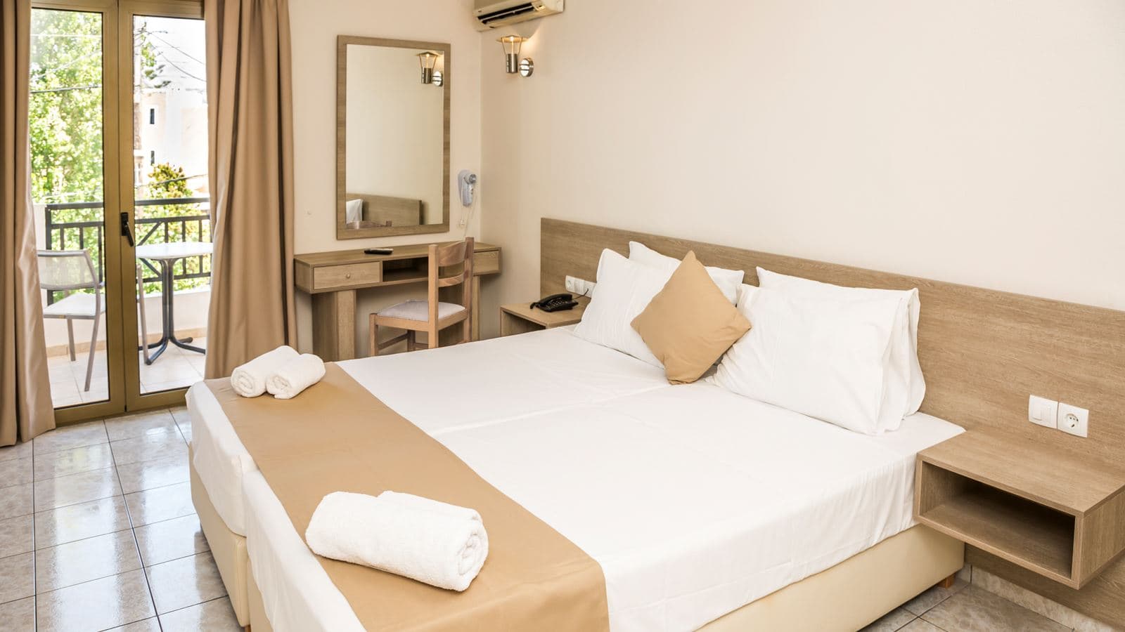 rooms-deluxe-room