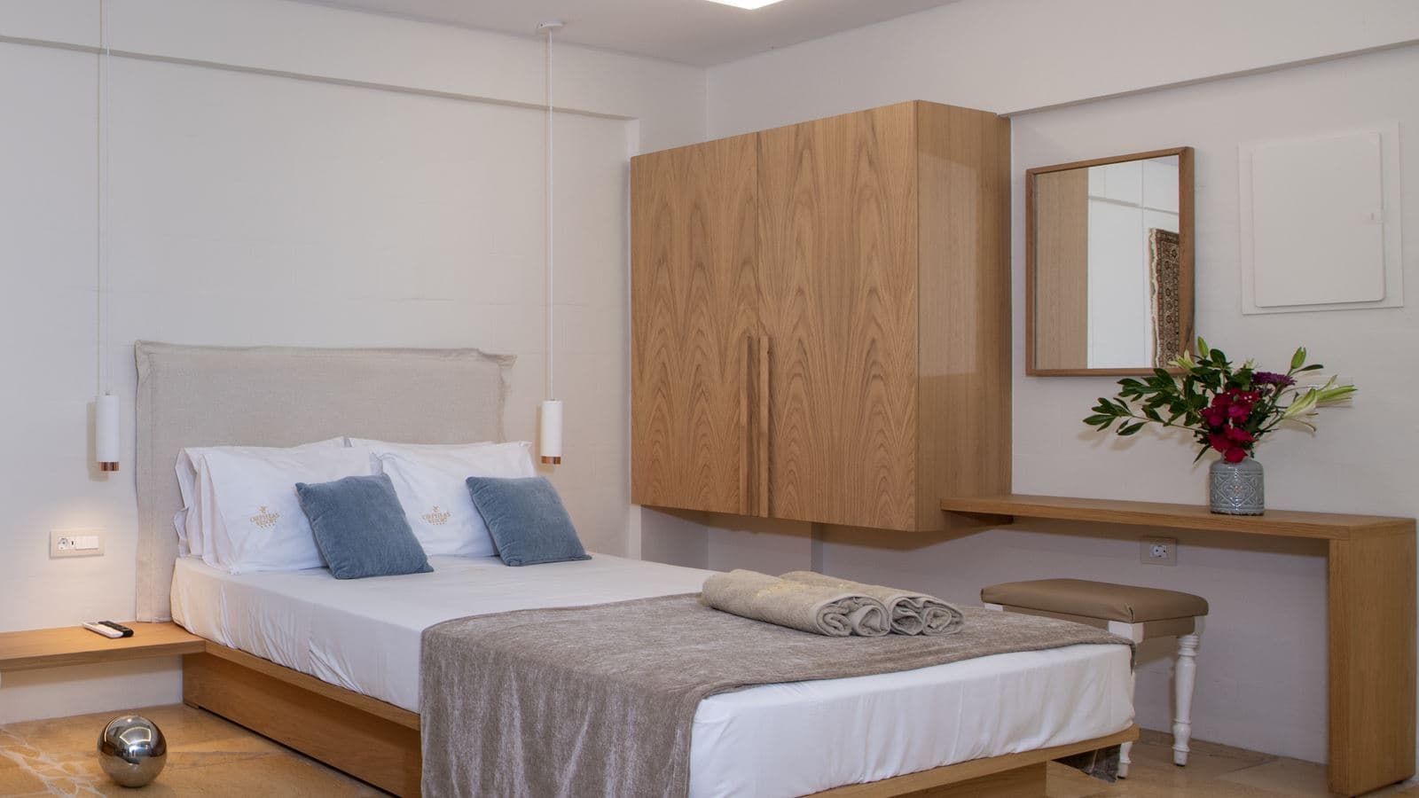 rooms-junior-suite-partial-sea-view