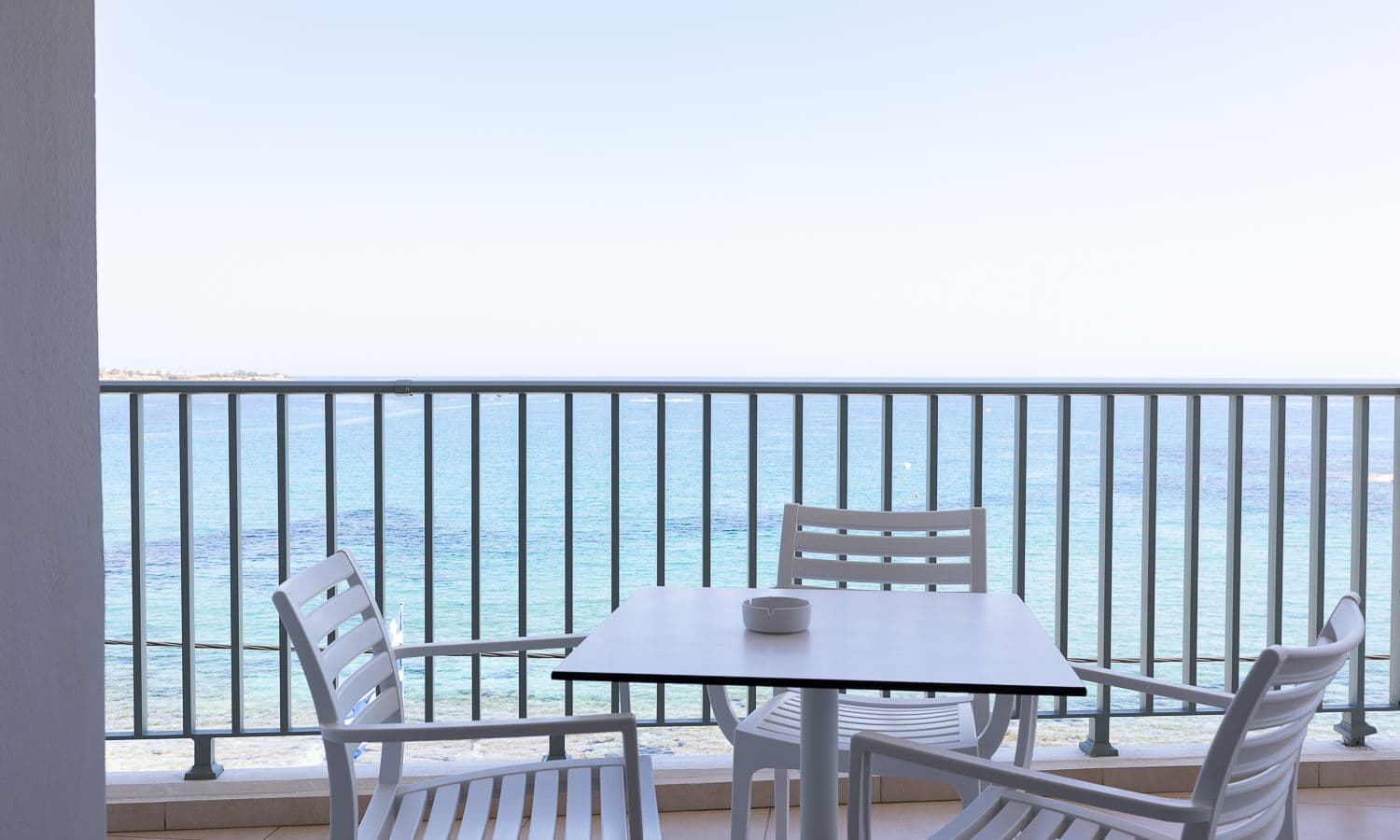 rooms-executive-suite-seaview-balcony