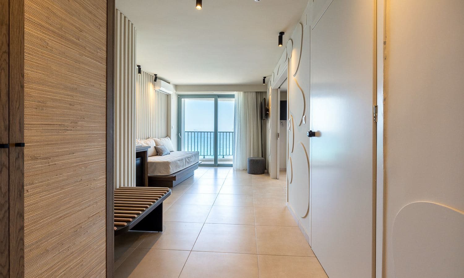 rooms-executive-suite-seaview-balcony