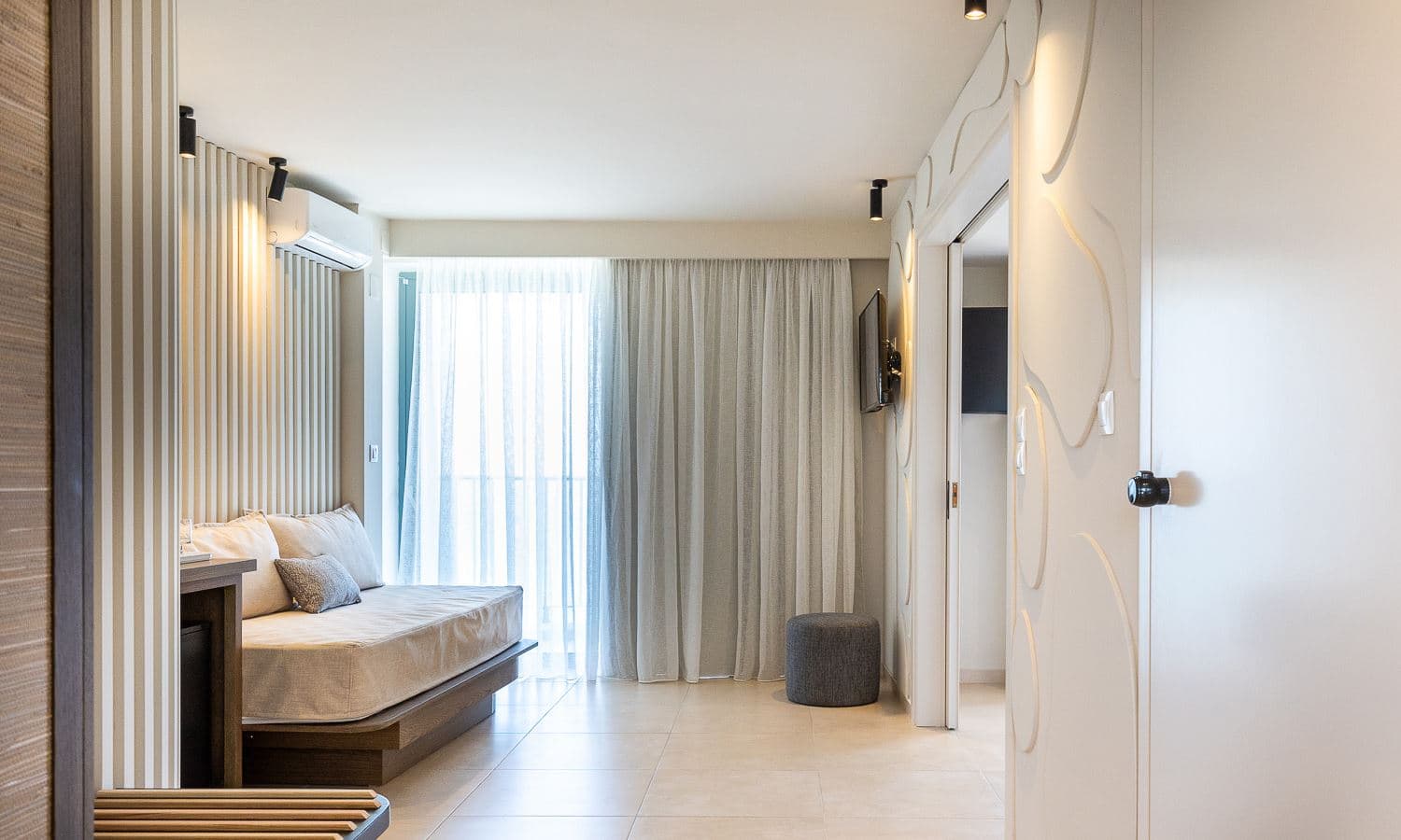 rooms-superior-1-bedroom-suite-seaview-balcony