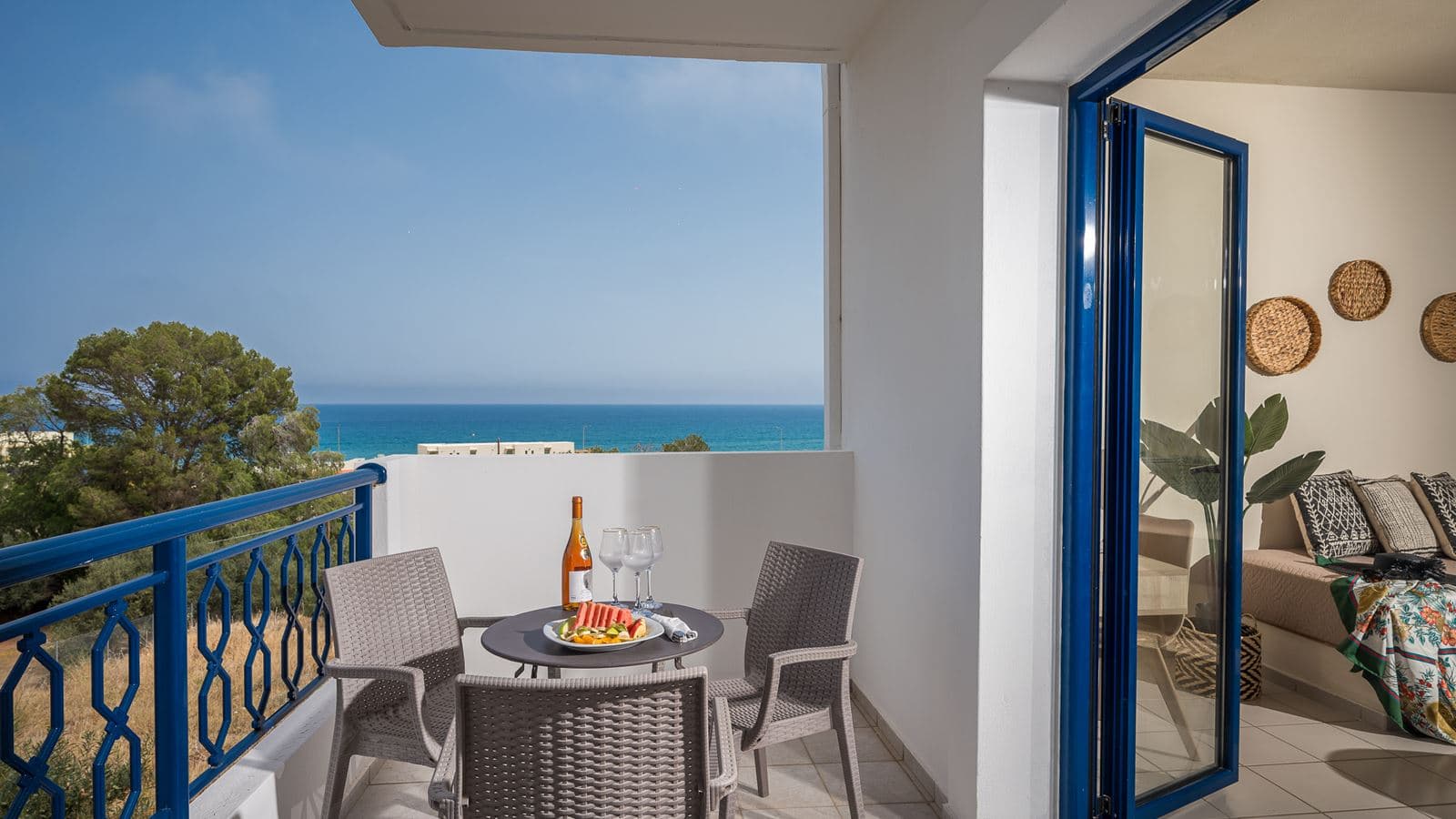 rooms-suite-balcony-or-terrace