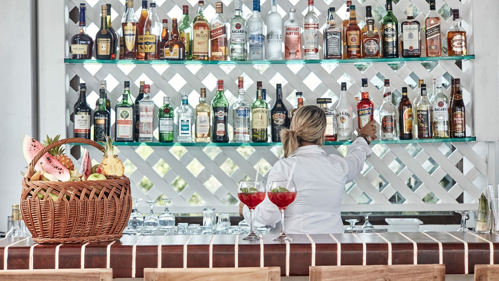 restaurants-mediterraneo-pool-bar