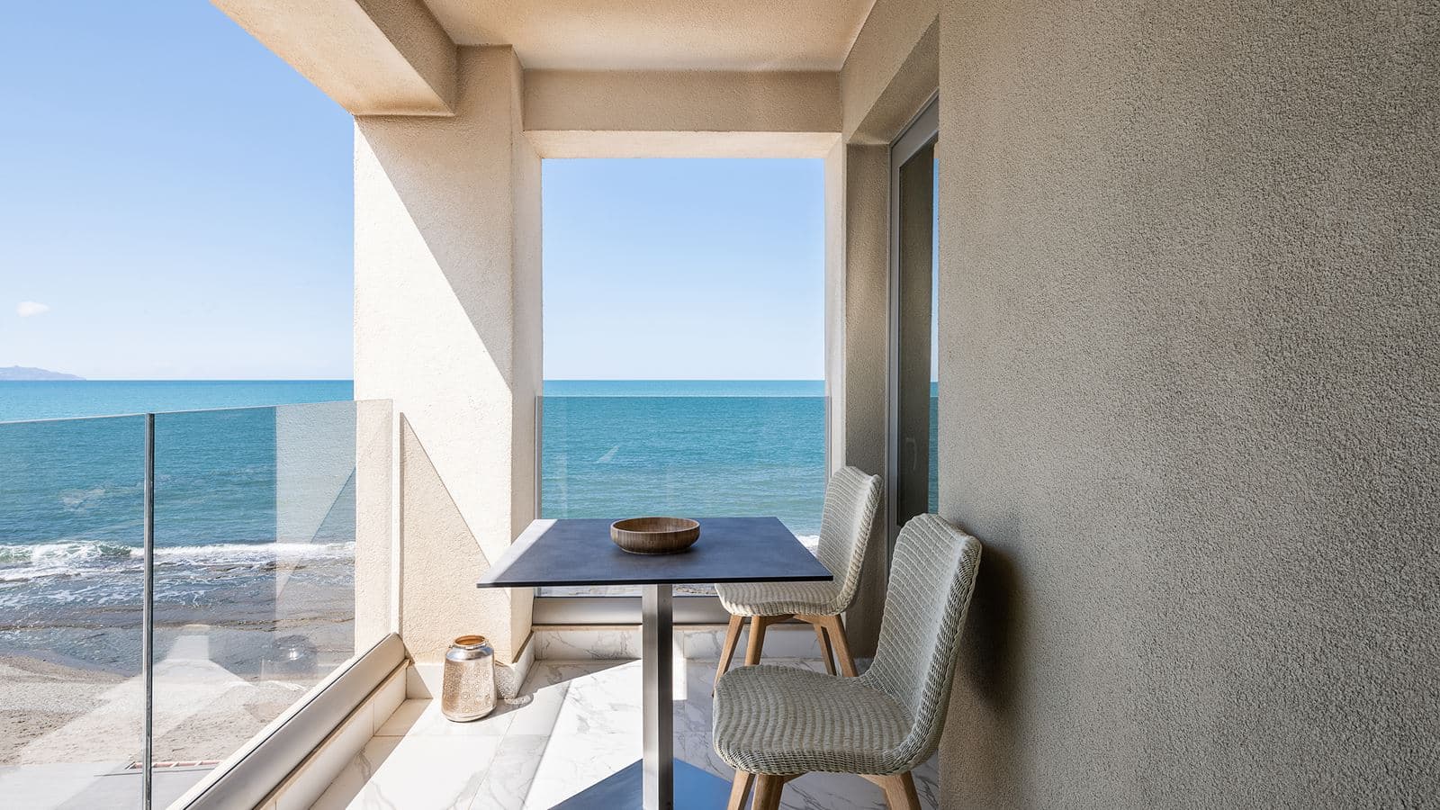 rooms-deluxe-family-room-pool-view