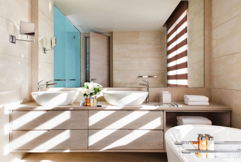 rooms-one-bedroom-suite-grand-balcony-pool-view