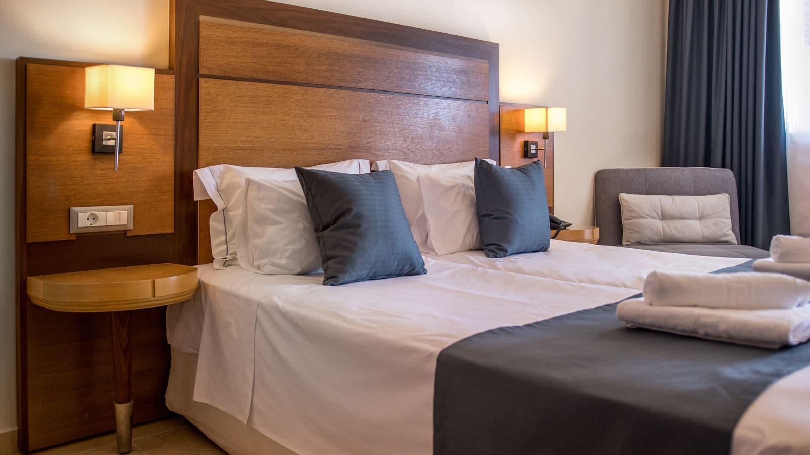 rooms-triple-room-standard-balcony