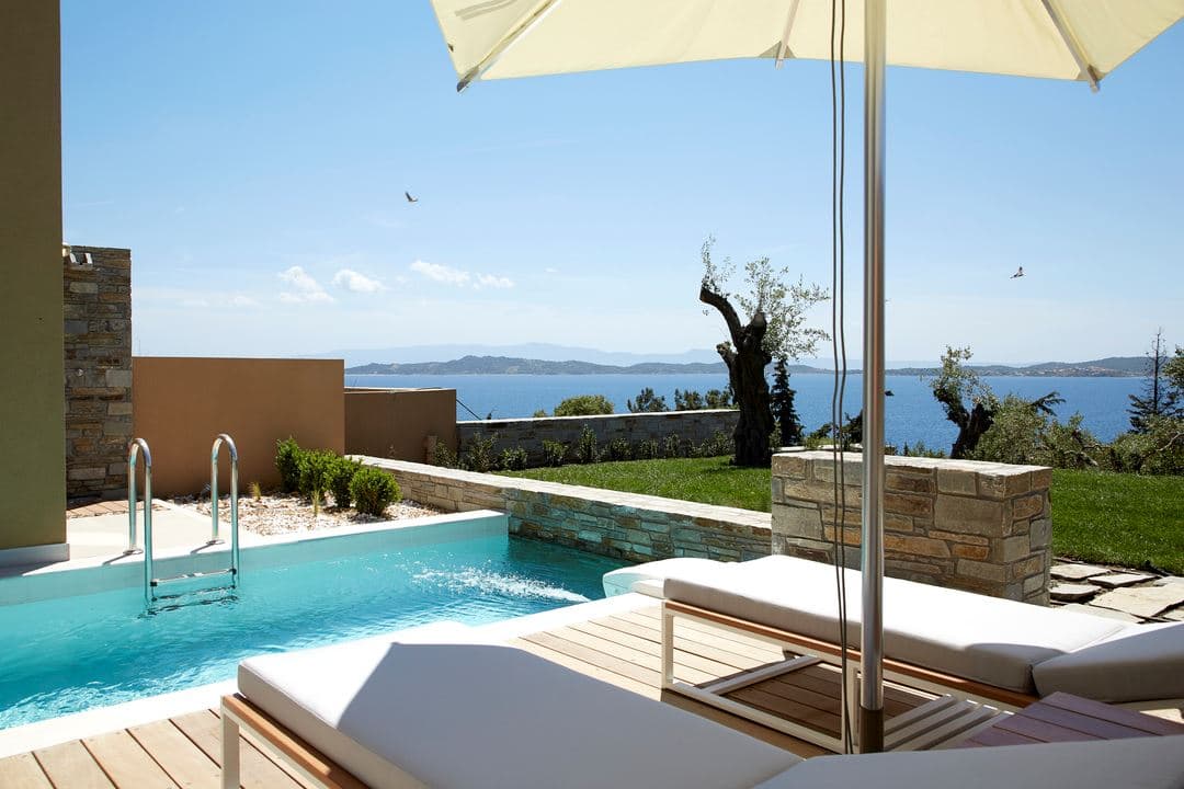 rooms-junior-pool-villa-with-private-garden