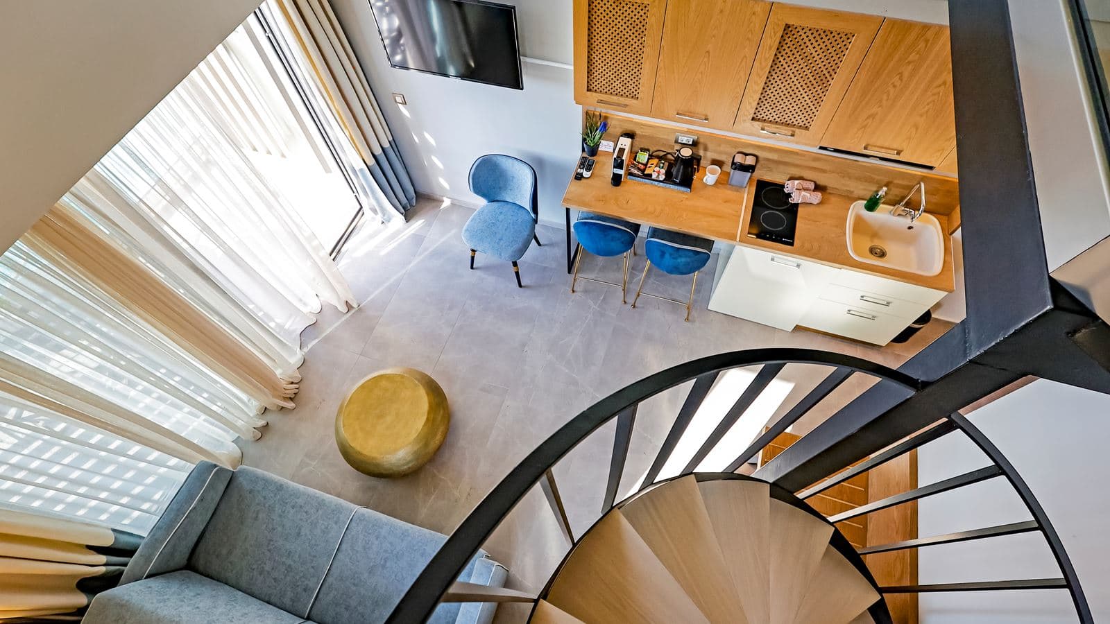 rooms-premier-loft-plus-pool-view