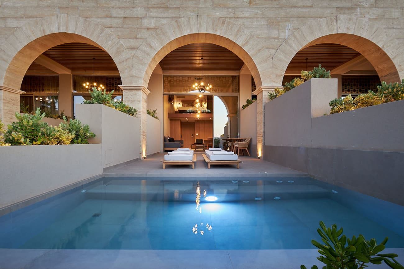 rooms-black-pearl-maisonette-plunge-pool-mountain-view