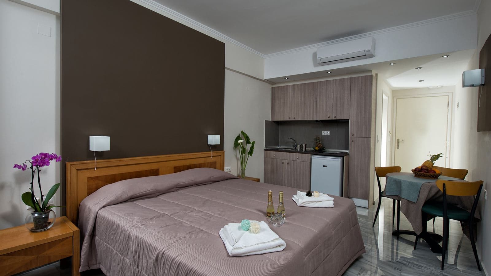 rooms-studio-with-pool-view