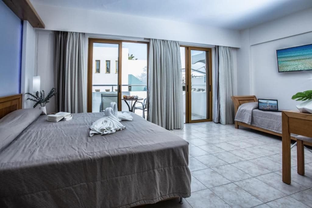 rooms-studio-with-pool-view
