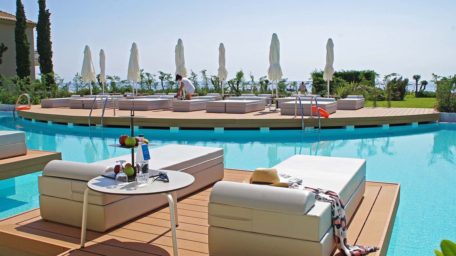 rooms-room-executive-double-seaview-swimup