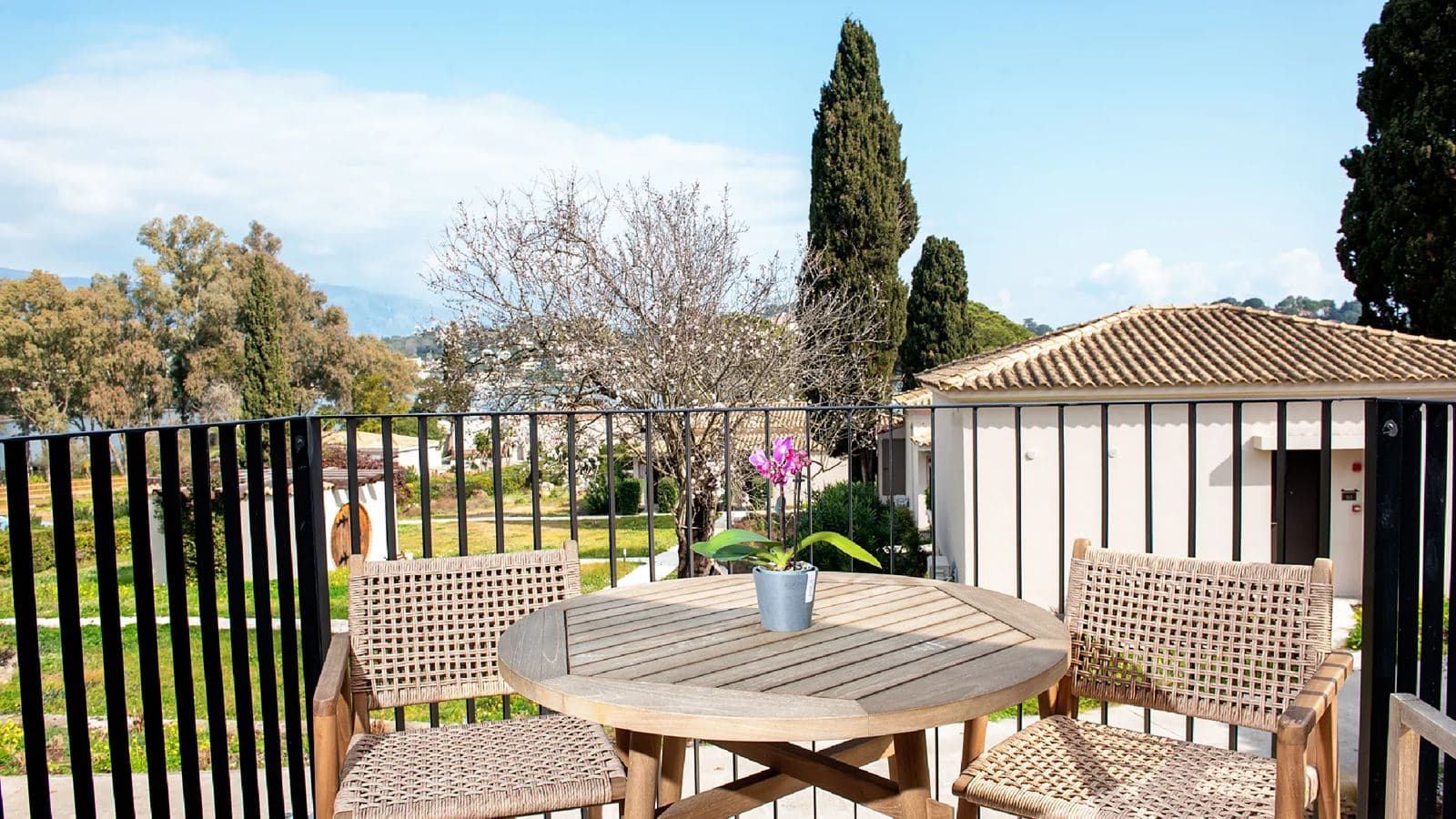 rooms-bungalow-family-garden-view