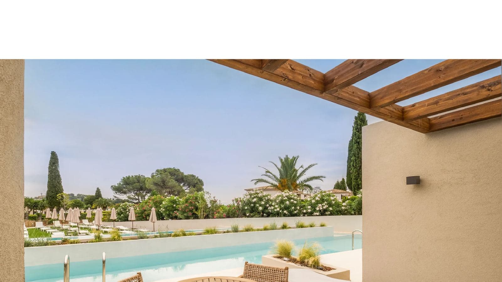 rooms-preferred-club-double-garden-view-sharing-swim-up
