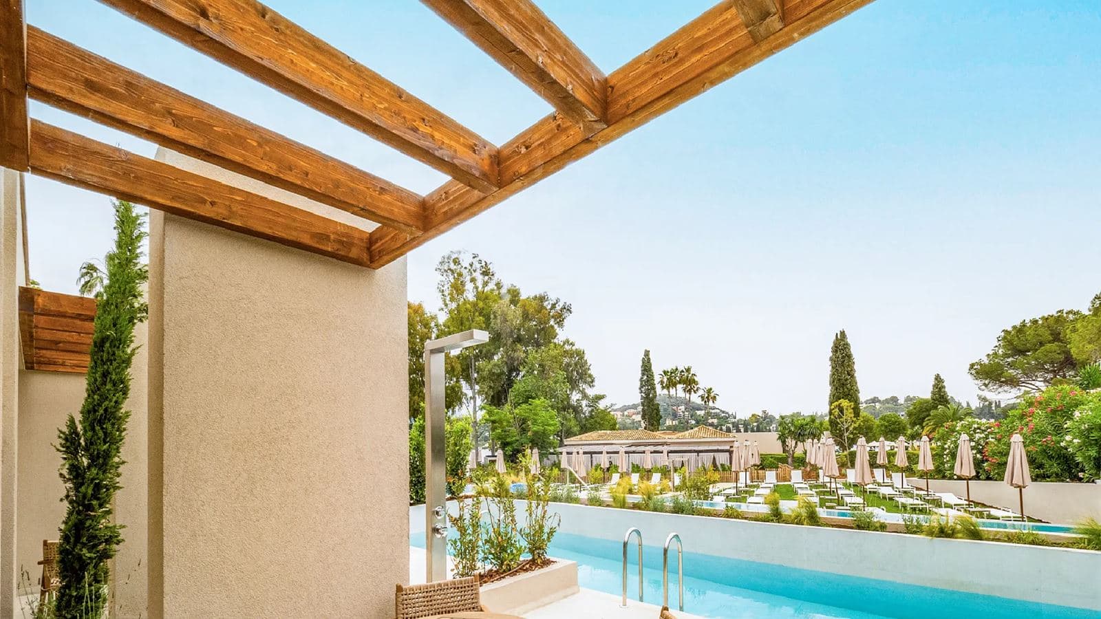 rooms-preferred-club-double-garden-view-sharing-swim-up