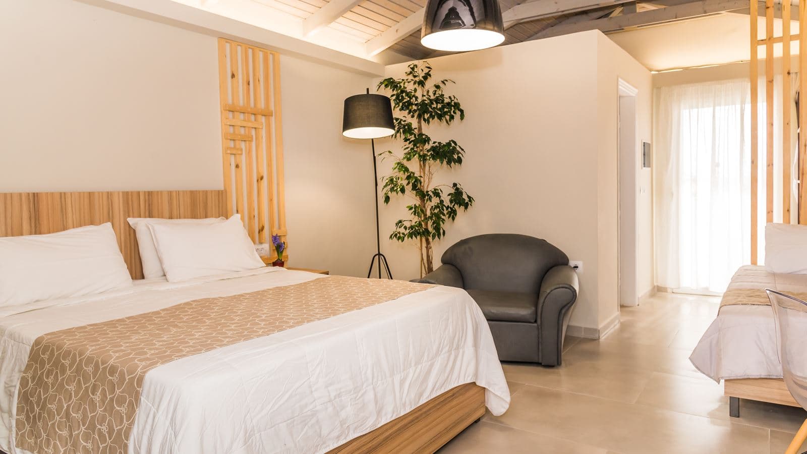 rooms-suite-junior-sea-view-with-outdoor-jacuzzi