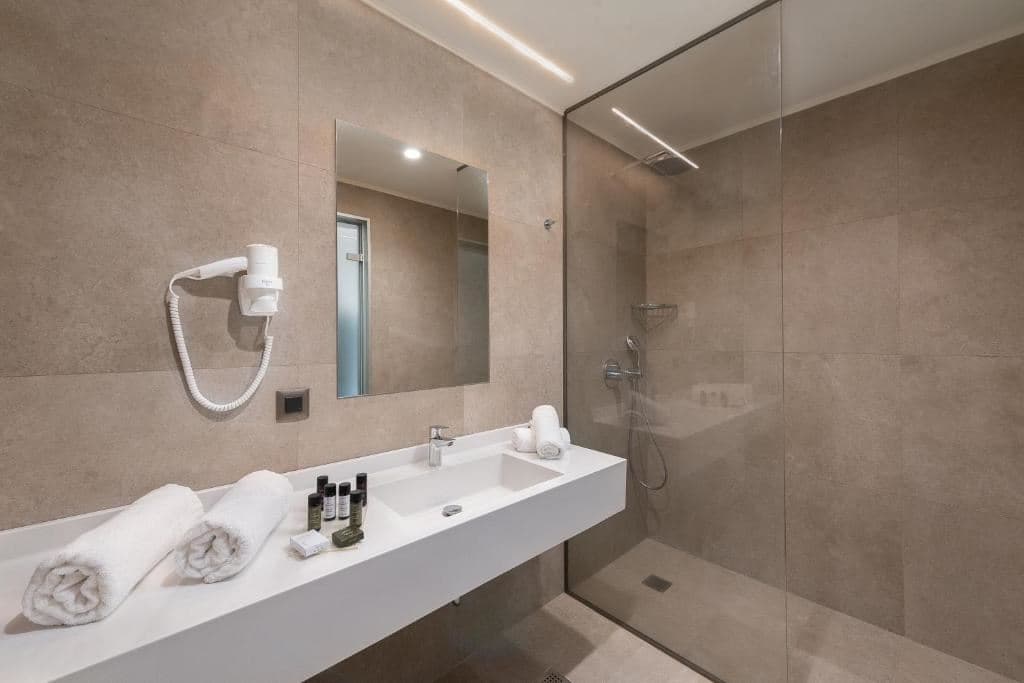 rooms-deluxe-room--poolsea-view-balcony-