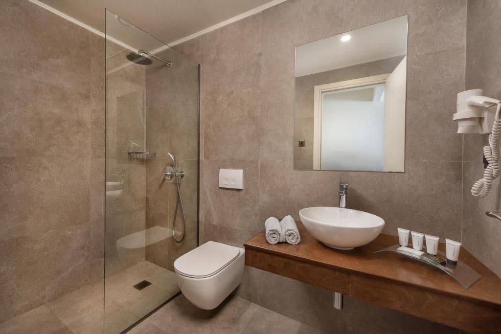 rooms-double-room-balcony-sea-front-single