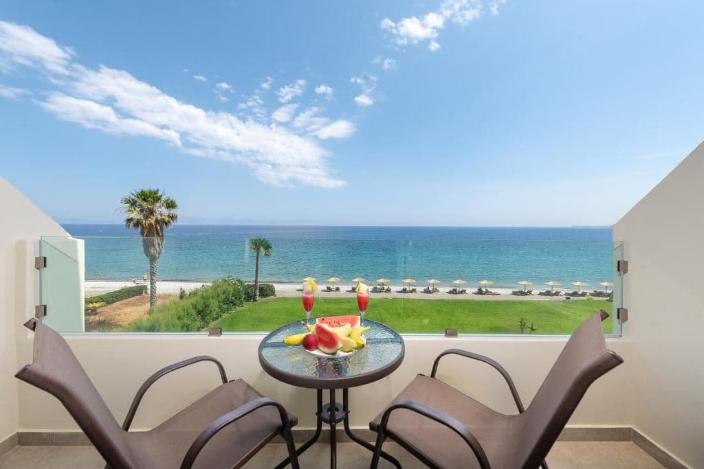 rooms-room-deluxe-seafront-balcony