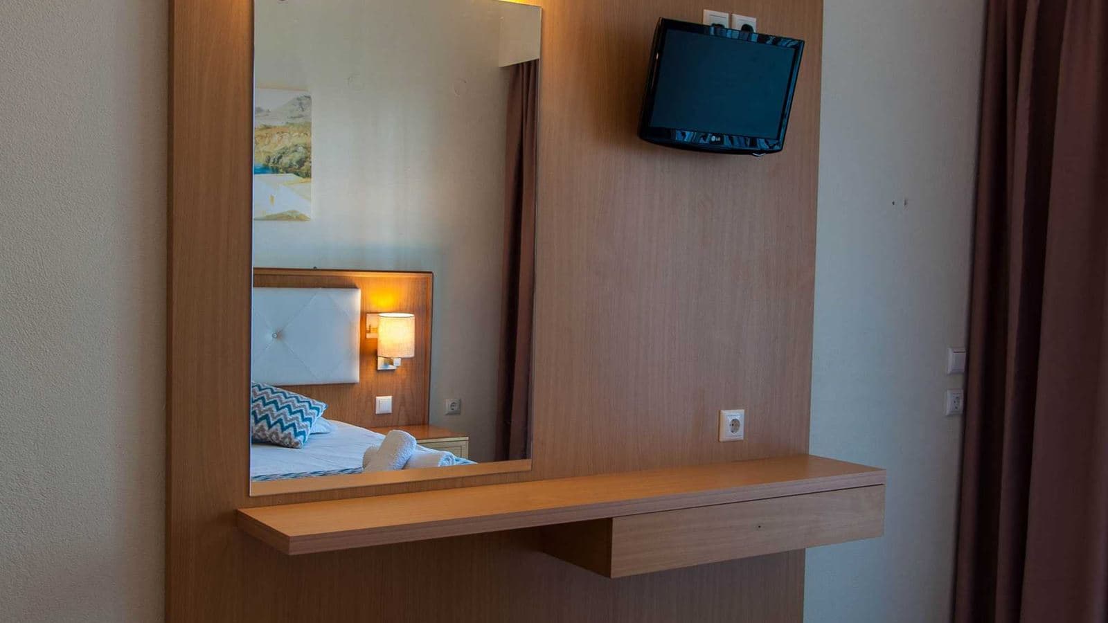 rooms-family-room-1-bedroom-with-balcony