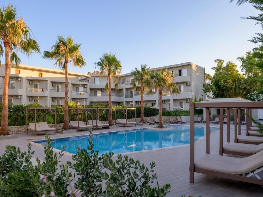 bars-ydor-main-bar-by-the-pool