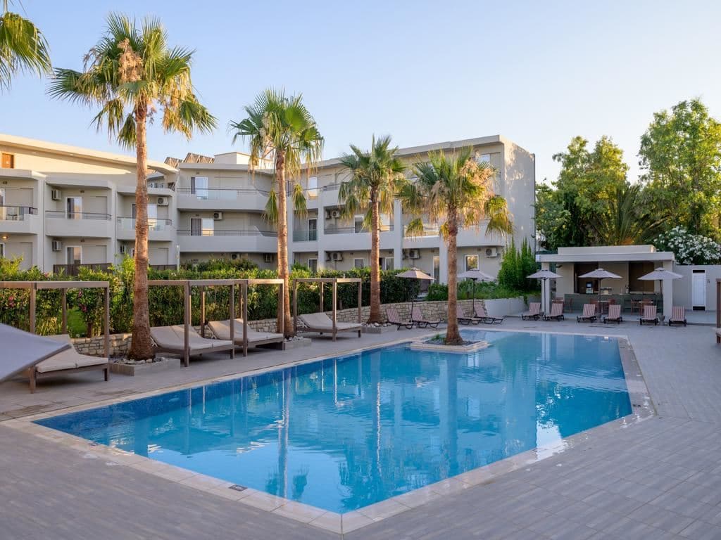 bars-ydor-main-bar-by-the-pool