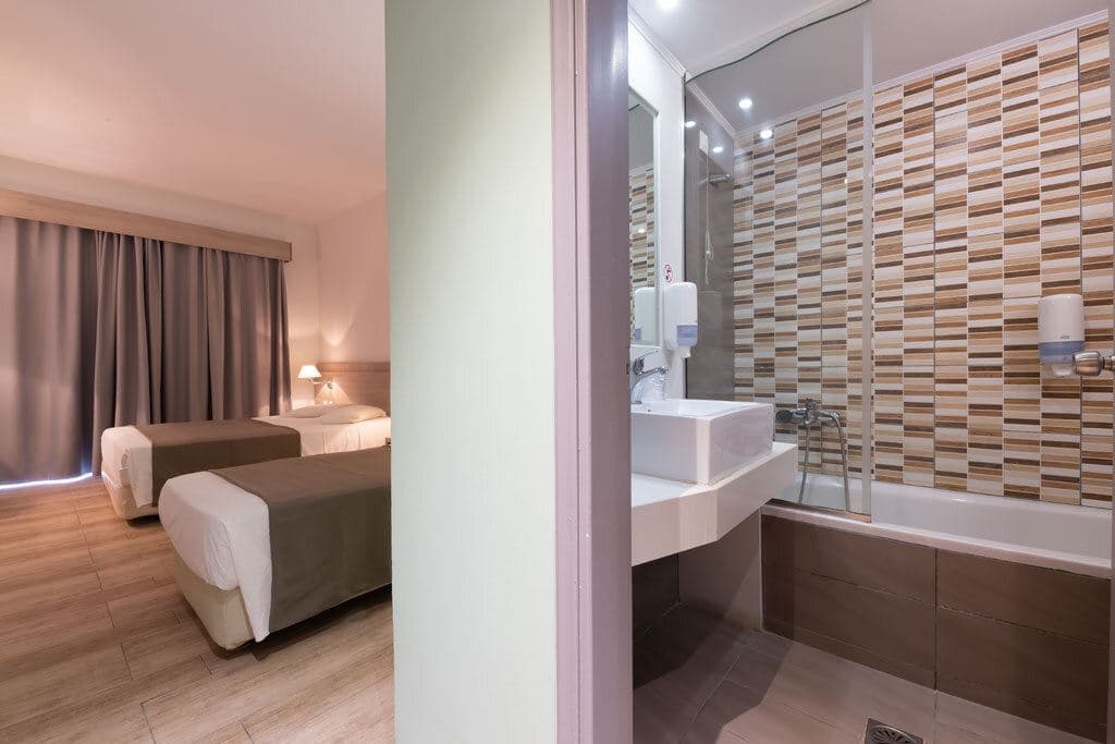 rooms-room-twin-balcony