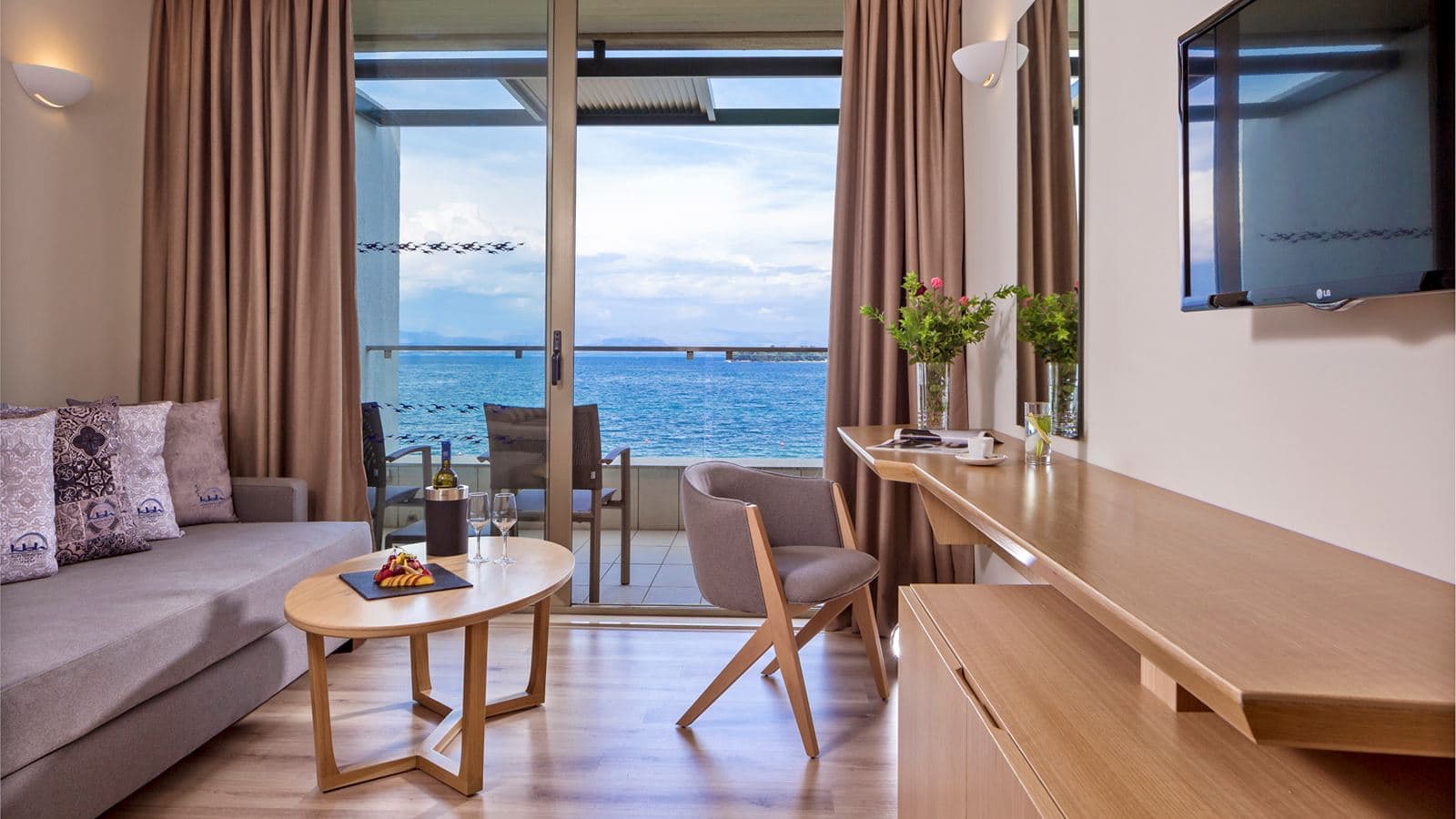 rooms-single-main-building-or-bungalow-sea-front