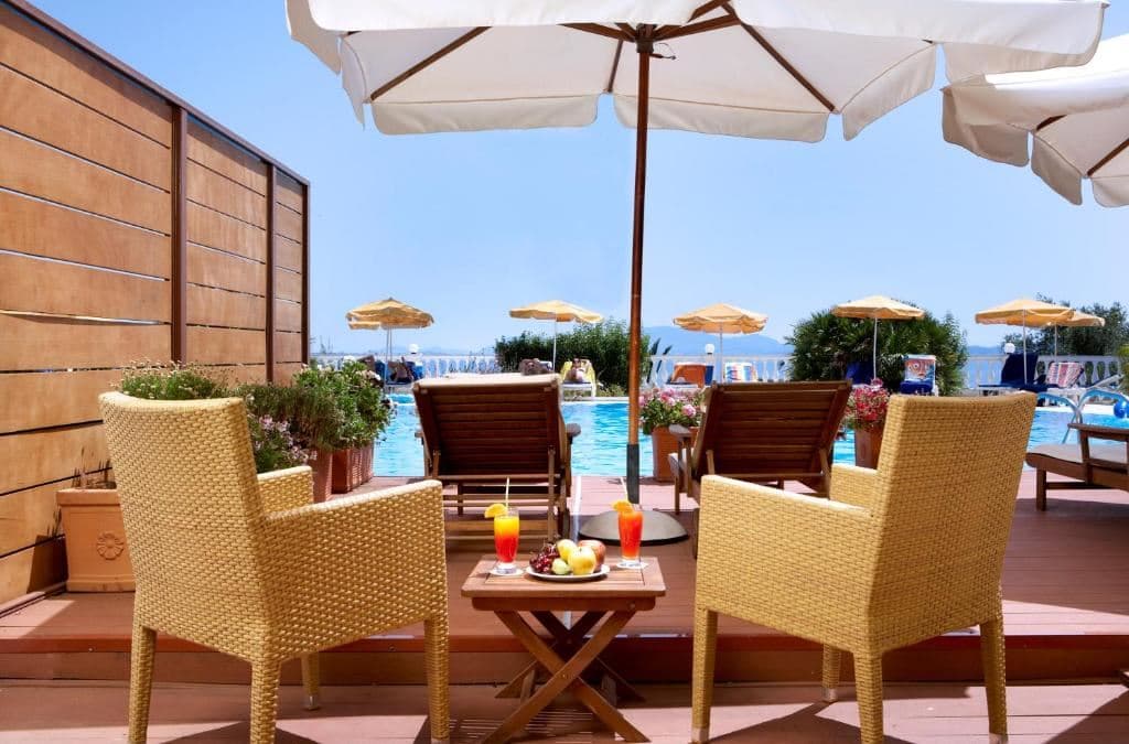 rooms-suite-pool-front