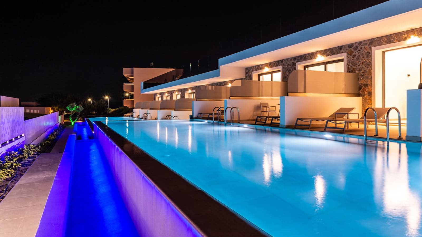 rooms-suite-sharing-pool