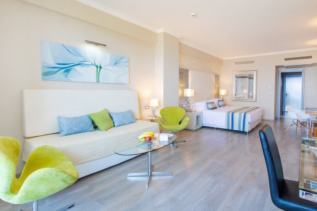 rooms-presidential-suite-sea-view-with-personal-pool-signature-collection
