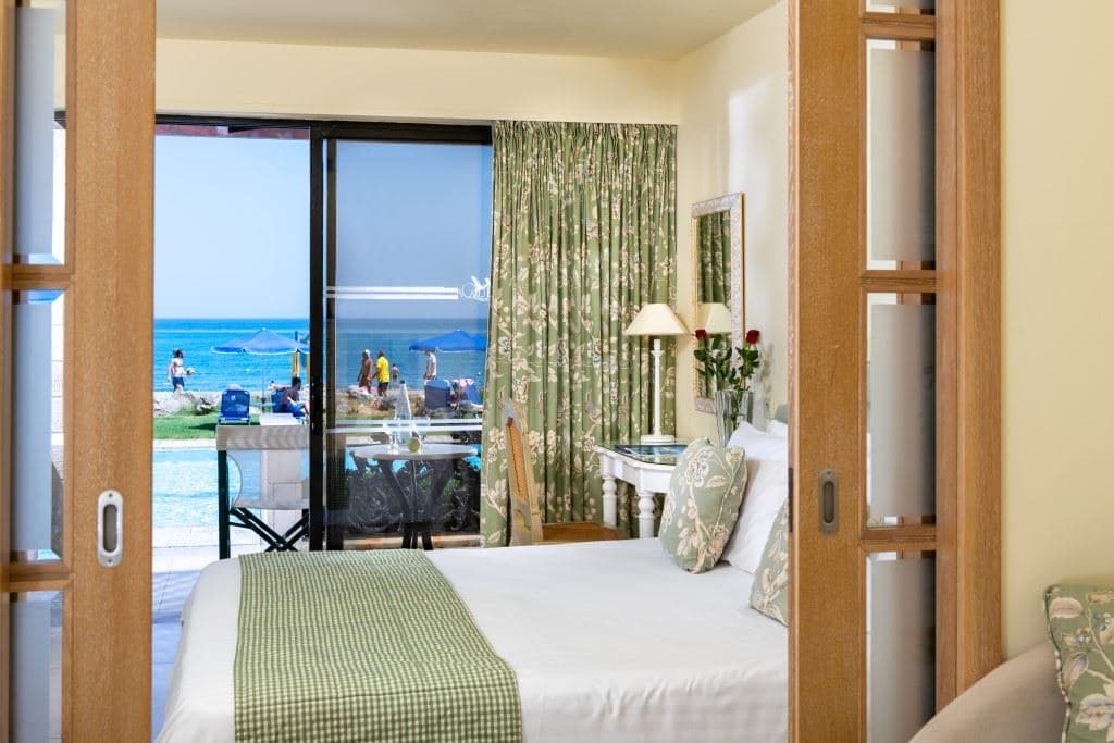 rooms-family-room-sea-view