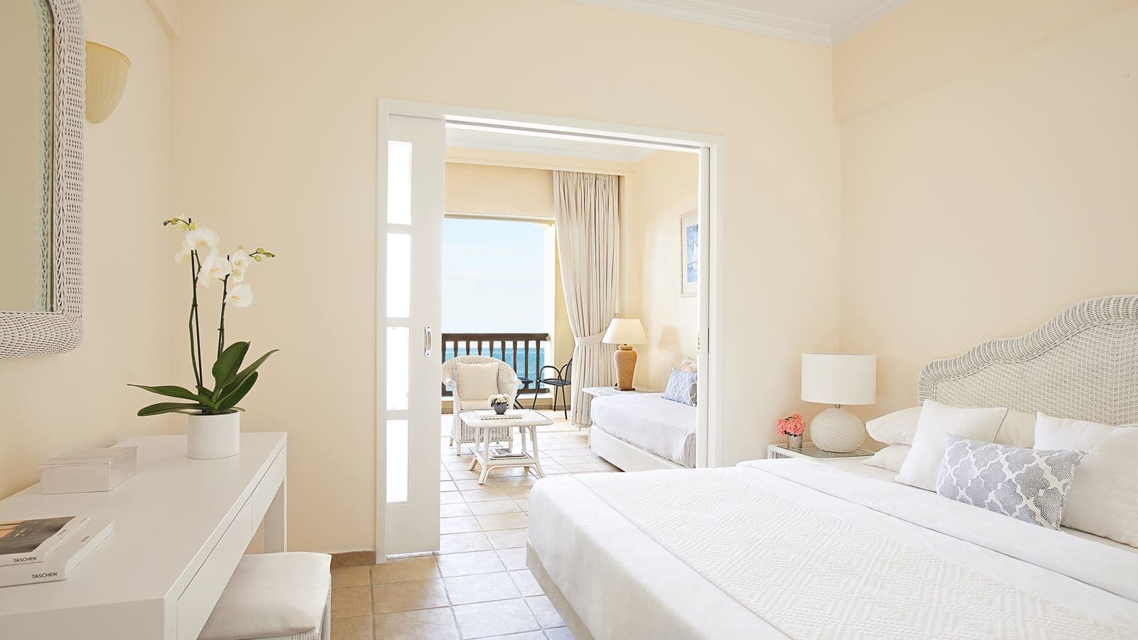 rooms-room-family-side-sea-view