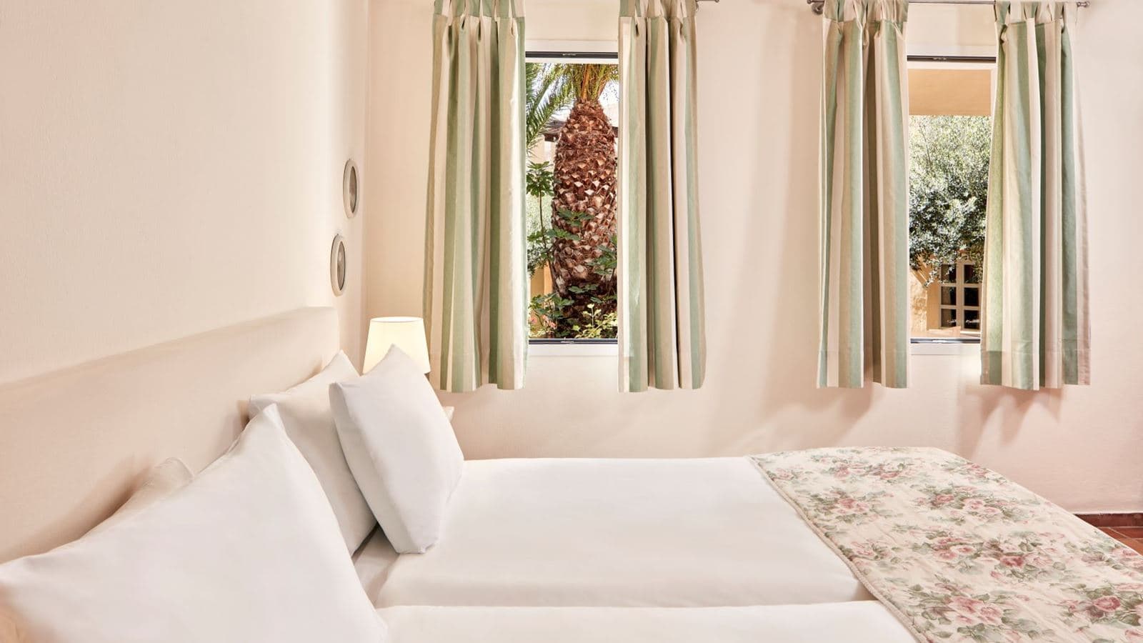rooms-1-bedroom-family-apartment-gardenview