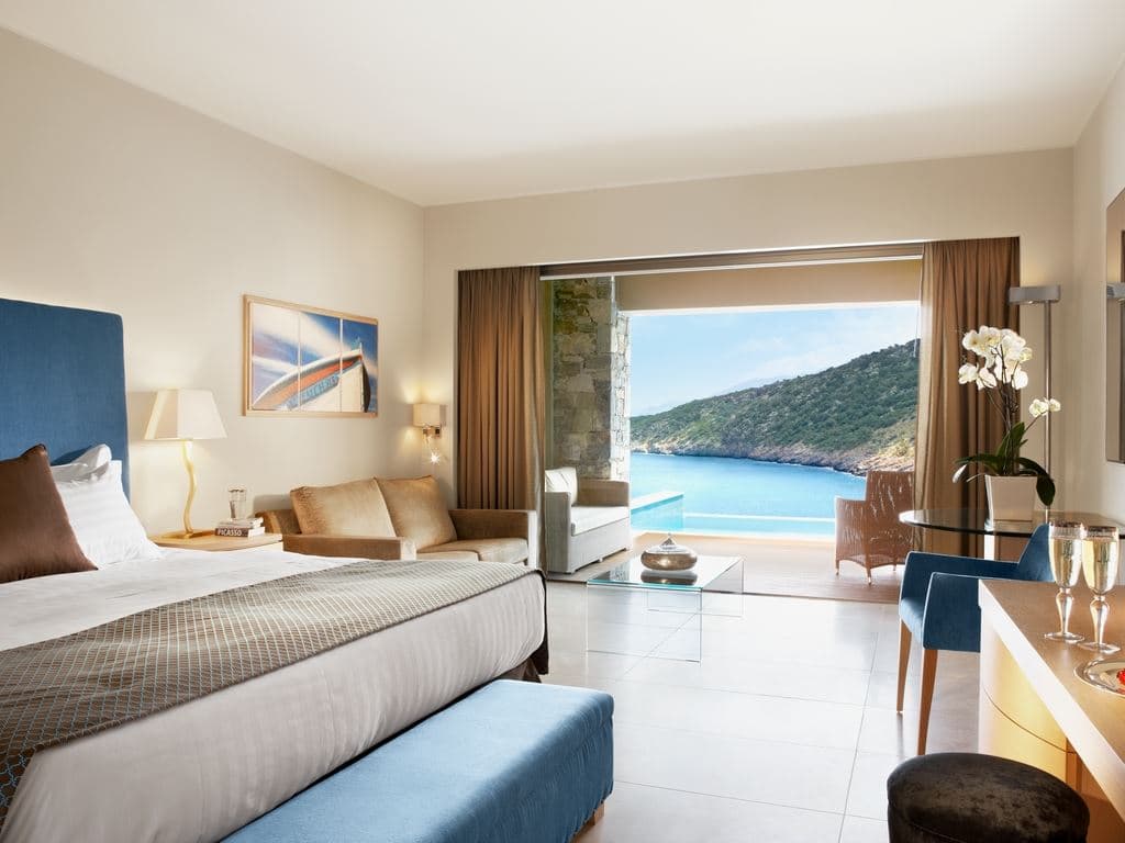 rooms-deluxe-room-sea-view-with-individual-pool