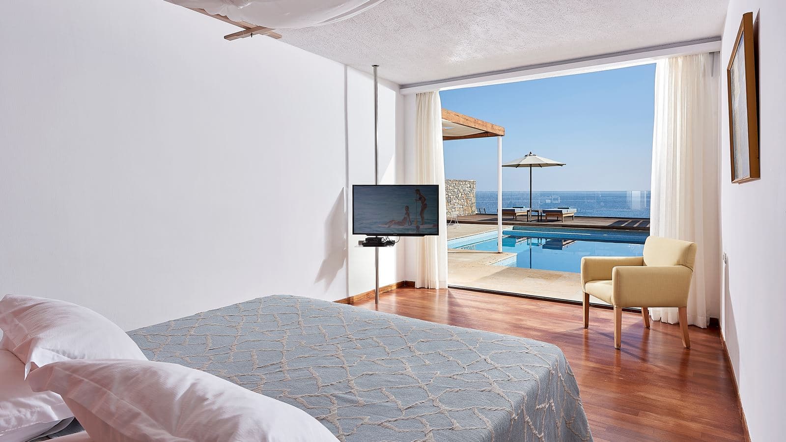 rooms-club-suite-1bdrm-private-pool-seafront-view