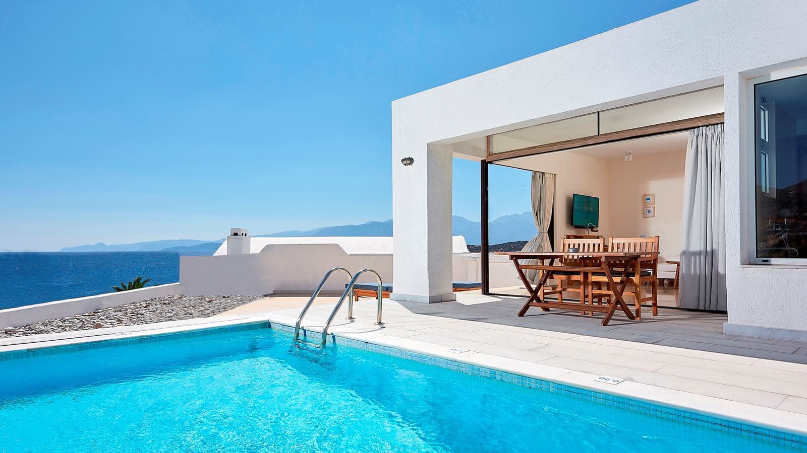 rooms-club-suite-1bdrm-private-pool-seafront-view