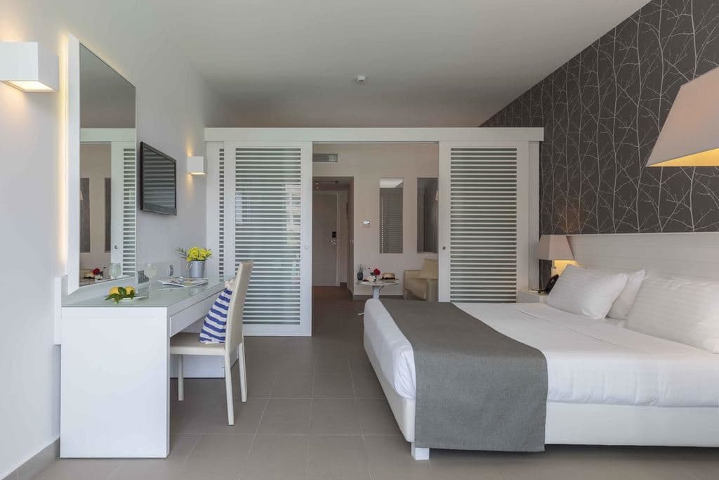rooms-family-room-balcony