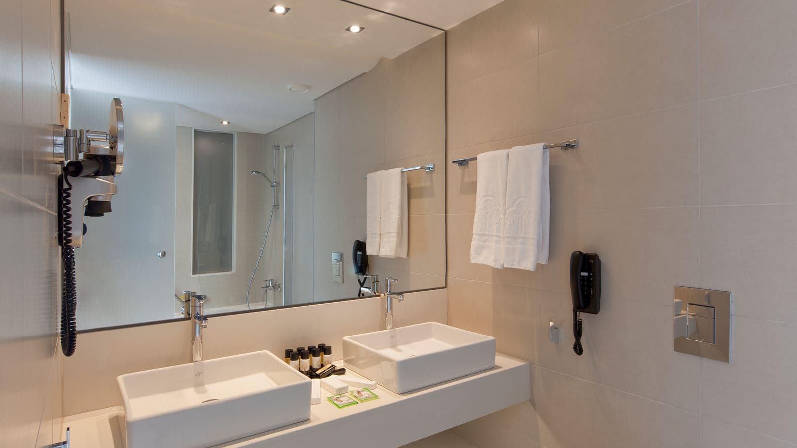 rooms-family-room-sharing-pool-terrace